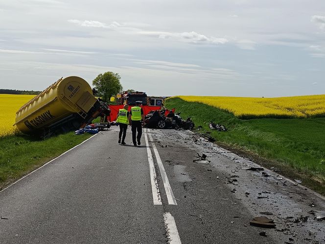 Tragiczny wypadek pod Wągrowcem! Nie żyją dwie osoby, w tym dziecko [ZDJĘCIA]