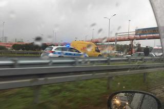 Wypadek na DTŚ w Katowicach. BMW uderzyło w bariery. Tworzą się ogromne korki