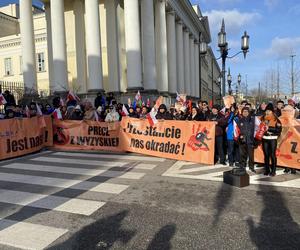 Kupcy z Marywilskiej 44 protestują pod Ratuszem. Walczą z podwyżką czynszu w centrum handlowym