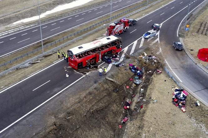 Tragiczny wypadek na A4. Autobus wypadł z autostrady. Nie żyje 5 osób