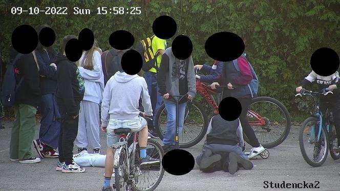 Szok! Pijane nastolatki pobiły się na ternie szkoły! Zabrało je pogotowie