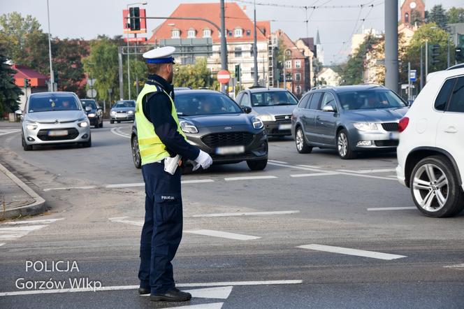 Policjanci pomagają kierowcom po nawałnicy, która przeszła przez Gorzów