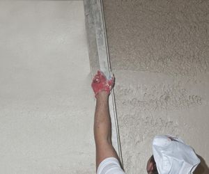 Rozprowadzenie narzuconego tynku