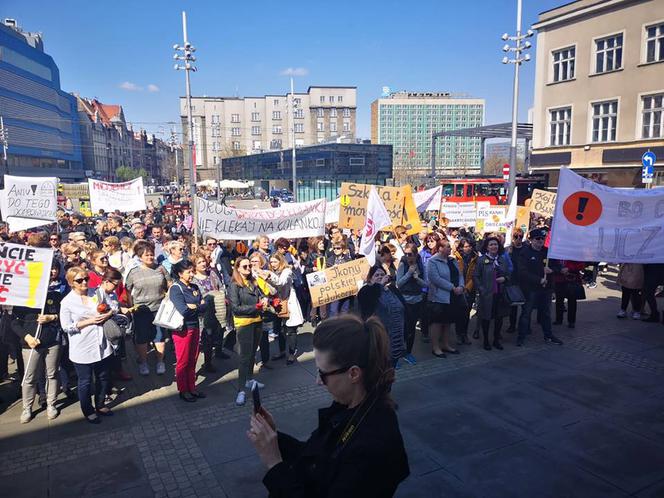 Strajk nauczycieli: "PiSranki obiecanki". Tłumy na proteście w Katowicach