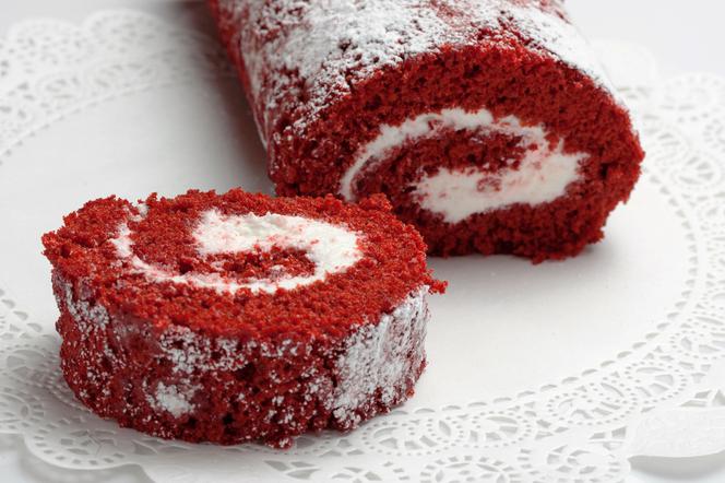 rolada red velvet z bitą śmietaną