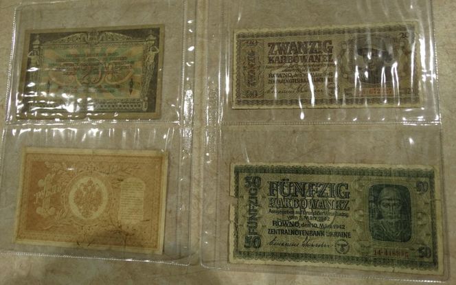 Przedmioty kolekcjonerskie zatrzymane na granicy. Monety, banknoty i odznaczenia przewożone nielegalnie. 