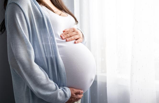 zbliżenie na brzuch kobiety w 31. tygodniu ciąży