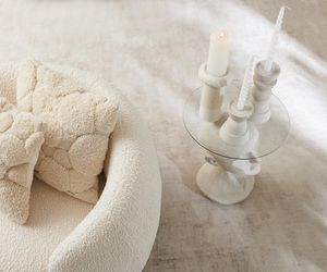 Białe meble w salonie