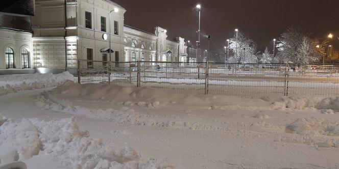 Atak zimy w Białymstoku. Śnieżyca sparaliżowała miasto i region [ZDJĘCIA]