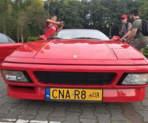 Klasyczna motoryzacja znów zachwyciła Bydgoszcz. „Bydgoskie Klasyki Nocą” przy Torbydzie