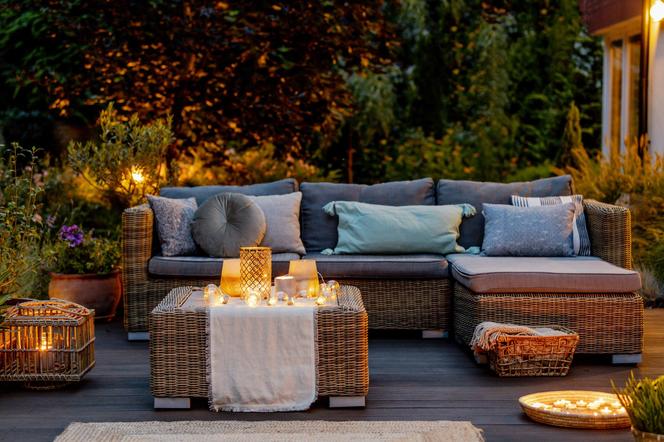 Meble ogrodowe - jak urządzić przytulny taras? Krzesła ogrodowe, kanapy i stoliki