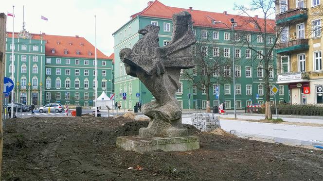 Rzeźba gryfa na alei Jana Pawła II