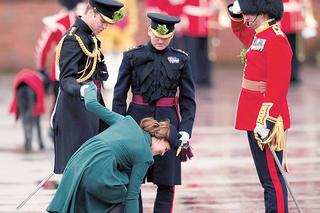 Ciężarna księżna Kate utknęła w kratce ściekowej