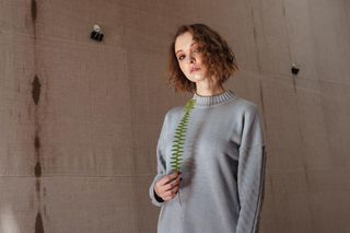 Ciepłe i stylowe. Wełniane spodnie to hit tego sezonu! Zobacz, jak je nosić