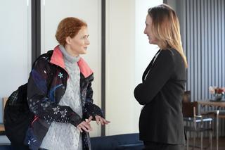 Barwy szczęścia, odcinek 3022: Asia Sokalska (Anna Gzyra-Augustynowicz), Halina Kałuża (Marta Zięba)