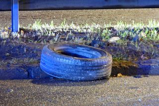 Auto rosyjskiej ambasady dachowało w Warszawie! Odłamki uszkodziły inne pojazdy