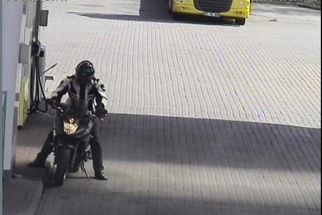motocyklista ukradł paliwo