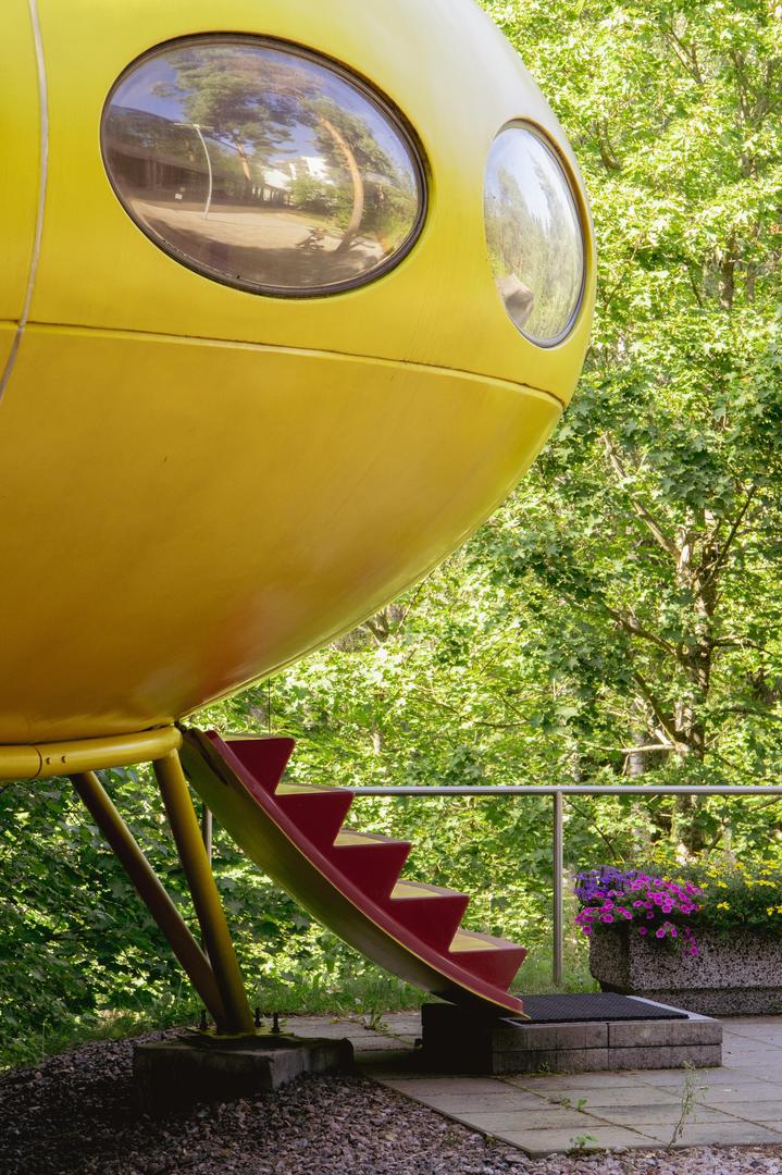 Futuro House - zdjęcia fińskiego domku letniskowego w kształcie UFO w WeeGee Exhibition Centre