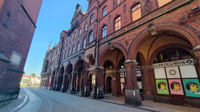 Zabytki stoją tu jeden przy drugim. To dolnoslaskie miasto wygląda jak z pocztówki, ale bez tłumów