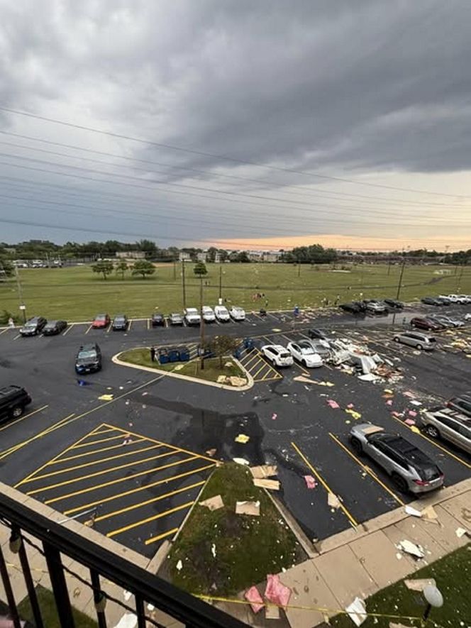 Wichura zerwała dach budynku pod Chicago