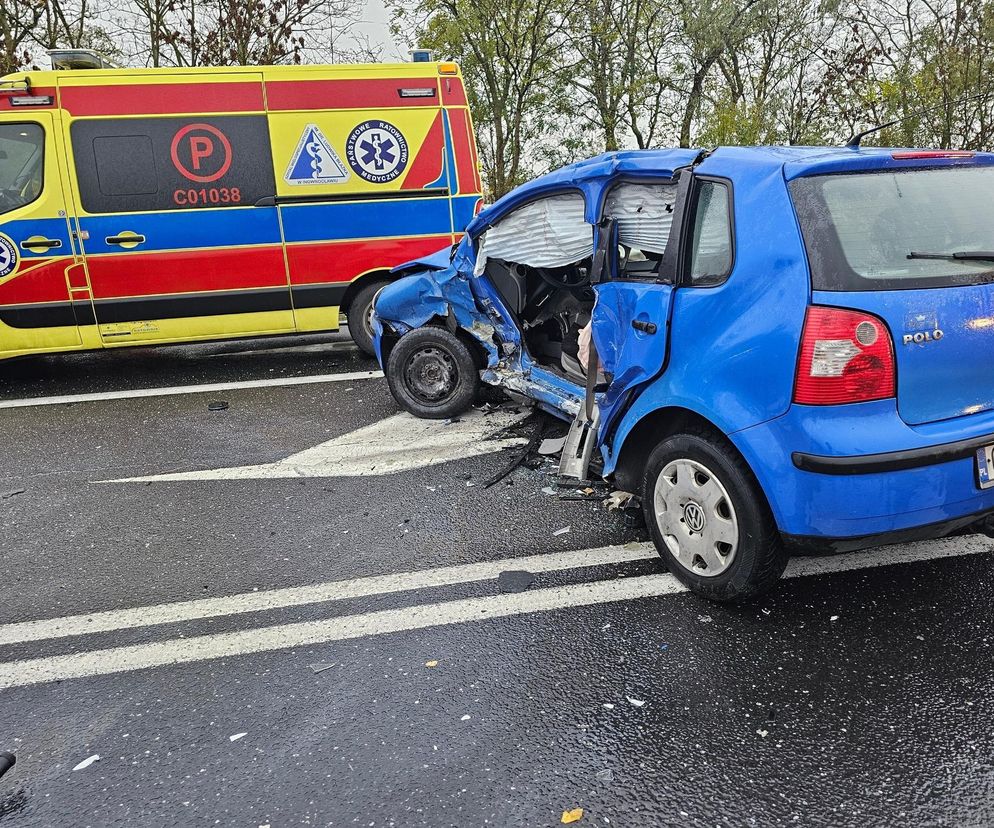 Poważny wypadek na krajowej piętnastce. Droga jest zablokowana, trzy osoby ranne!