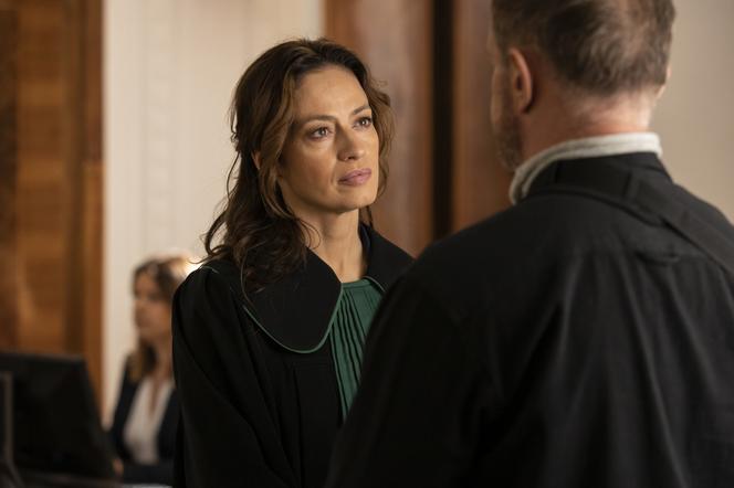 Tajemnica zawodowa, odcinek 4 - streszczenie, opis: Julia próbuje ustalić dlaczego Andrzej usłyszał tak poważne zarzuty - ZWIASTUN