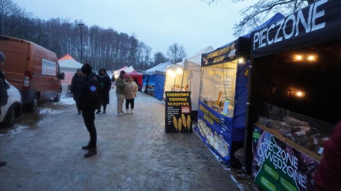 Ruszył jarmark bożonarodzeniowy nad jeziorem Ukiel w Olsztynie. Zobacz, jak wygląda! [ZDJĘCIA]