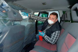 Taksówkarz z Warszawy walczy z wirusem. Zobacz jakimi metodami [GALERIA]