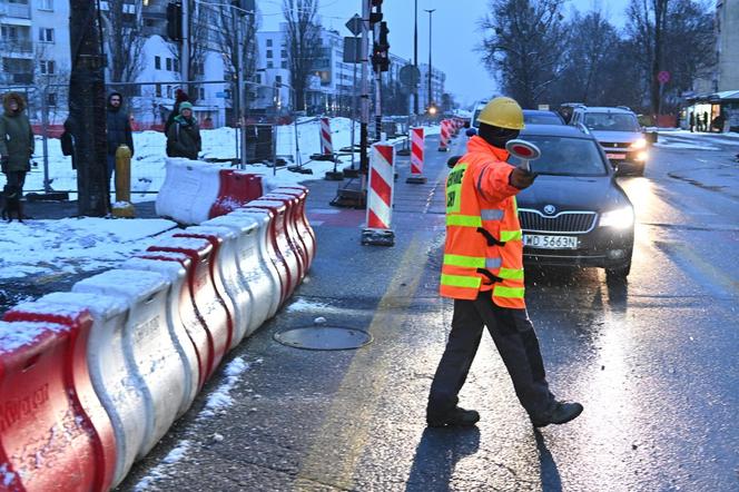 Paraliż na Mokotowie, zamknęli ważne skrzyżowanie. Kierowcy utknęli w korkach, autobusy na objazdach