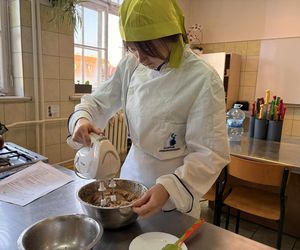 Uczniowie grudziądzkiego Gastronomika przygotowali rogale na Św. Marcina