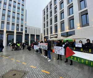 Protest w Łodzi. Zebrali się w centrum miasta by pokazać solidarność z Palestyną [ZDJĘCIA]