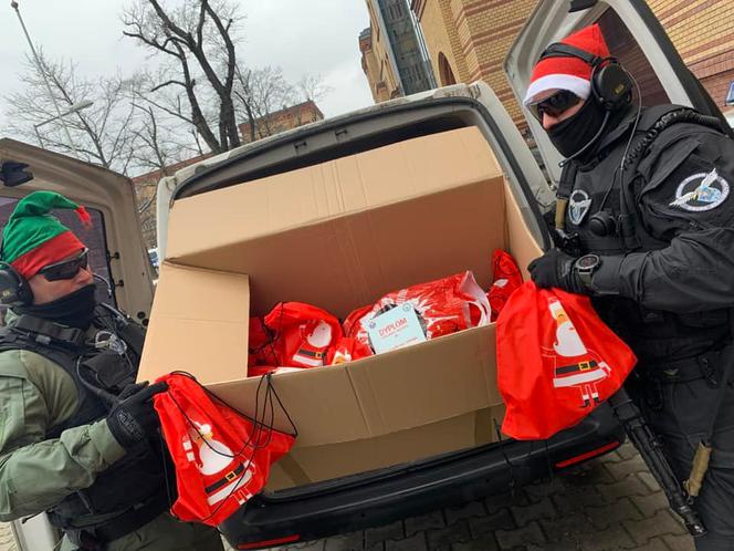 Poznań. Policjanci eskortowali Świętego Mikołaja. Wyjątkowa akcja [ZDJĘCIA]