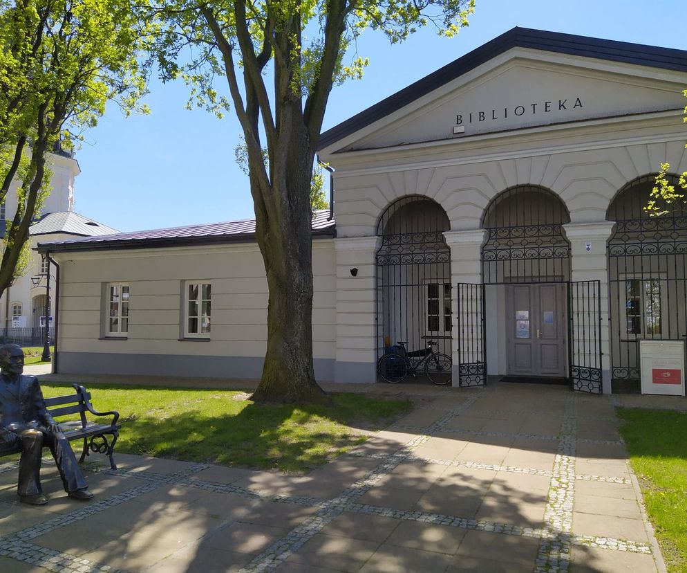 Wernisaż wystawy Miłosza Omelaniuka w siedleckiej bibliotece
