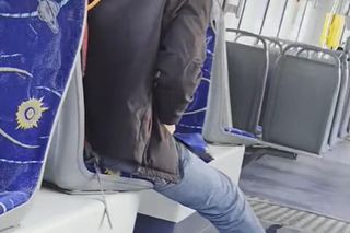 Oddał mocz w toruńskim tramwaju. Wszystko się nagrało