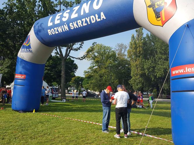 Uczniowie biegają. Sztafetowe biegi przełajowe w Lesznie w nowym miejscu