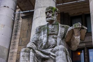 Zobacz najbrudniejsze warszawskie budynki - zdjęcia. Wypiękniałyby, gdyby je umyć