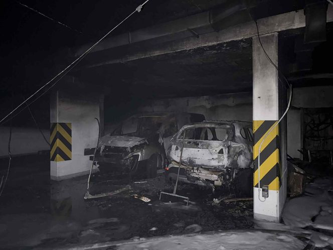 Pokazali jak wygląda wnętrze spalonego garażu w Ząbkach. Ogień pojawił się w nocy. Ewakuowano 300 osób