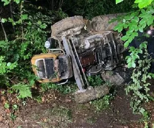 Nie żyje 56-latek przygnieciony przez ciągnik. Maszyna przewróciła się na stromym wzniesieniu