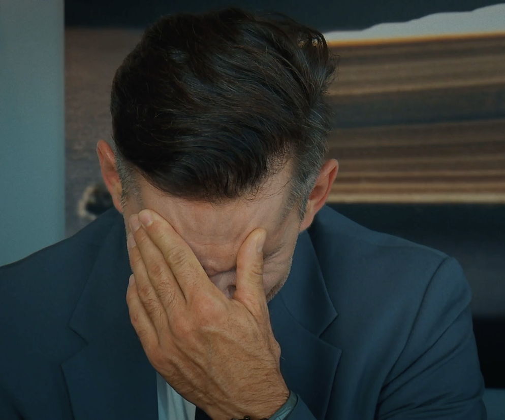 M jak miłość, odcinek 1710: Kamil nie zdąży ostrzec przyjaciela przed oszustwem! Nie odbierze telefonu, bo już będzie klęczał przed kochanką na kolanach  