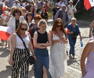 Marsz Milczenia dla Klaudii w Toruniu. „Niech nasza cisza przemówi głośniej niż słowa” [GALERIA]