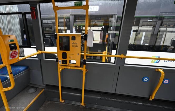 Bezdotykowe dezynfekatory w autobusach w Białymstoku już działają [ZDJĘCIA]