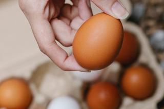 Mycie jajek przed rozbiciem - tak czy nie? Wiele osób popełnia ten błąd