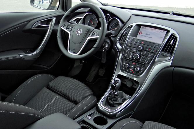 Opel Astra Sedan 1.7 CDTI - TEST, opinie, zdjęcia - DZIENNIK DZIEŃ 4: Wnętrze, bagażnik i wyposażenie