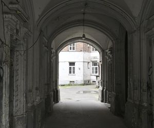 „To co robi miasto, to skandal”. Warszawa sprzedaje zabytkową kamienicę w centrum za grube miliony