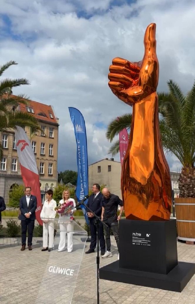 Gigantyczny złoty "lajk" stanął w centrum Gliwic. Zainaugurowano festiwal Biennale Gliwice