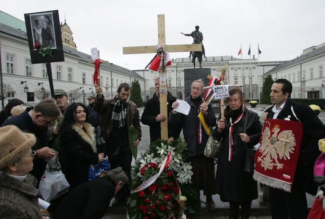 15. rocznica katastrofy smoleńskiej. Burzliwa historia krzyża sprzed Pałacu Prezydenckiego