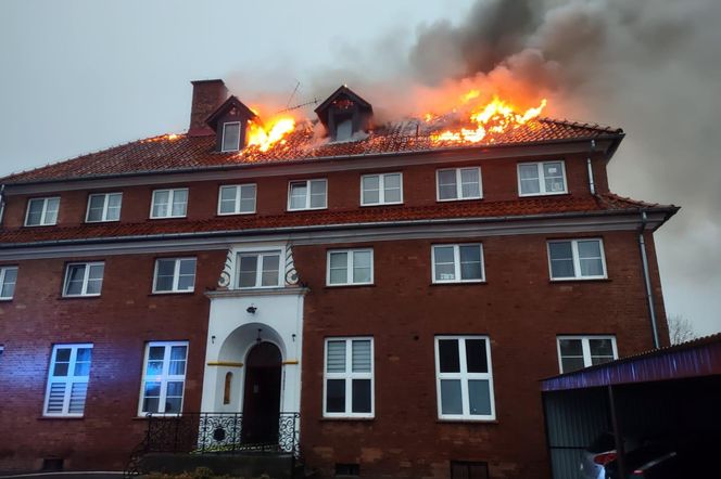 Pożar klasztoru redemptorystów w Braniewie! Na miejscu 10 zastępów straży pożarnej [ZDJĘCIA]