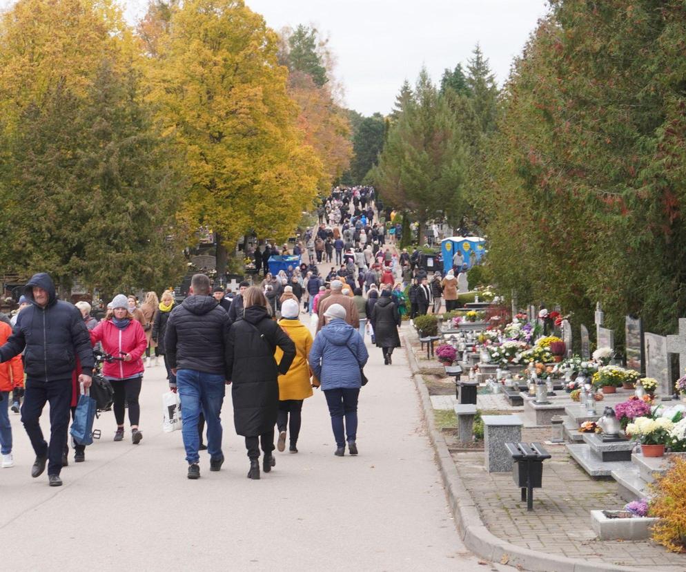 Tłumy na cmentarzu przy ul. Poprzecznej. Olsztynianie odwiedzają groby bliskich