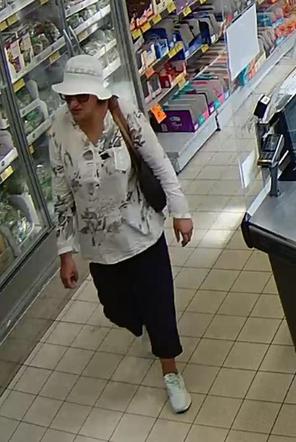 Ukradli portfel w sklepie i zniknęli! Policja z Bydgoszczy pokazuje ich zdjęcia i prosi o pomoc 