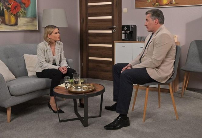 "Pierwsza miłość": Wenerski rozwija znajomość z Elizą, matką Angeliki. Ich spotkanie przerywa mąż Elizy...